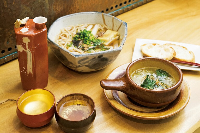 生白魚のアヒージョ 500円、スッポン稲庭うどん 1,200円。