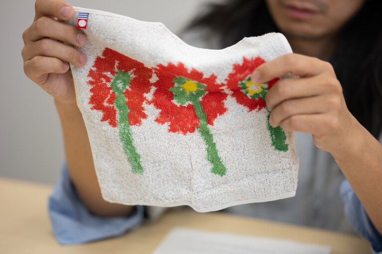 自閉症や発達障がいのある方とデザイナーが共創しデザインを行うプロジェクト団体「クロスチーム」とのコラボも（※現在は販売終了）。