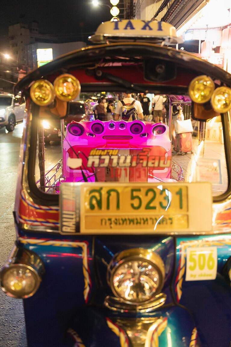 バンコク名物のトゥクトゥク。低音を重視したオーディオのサウンドに身を浸したい。