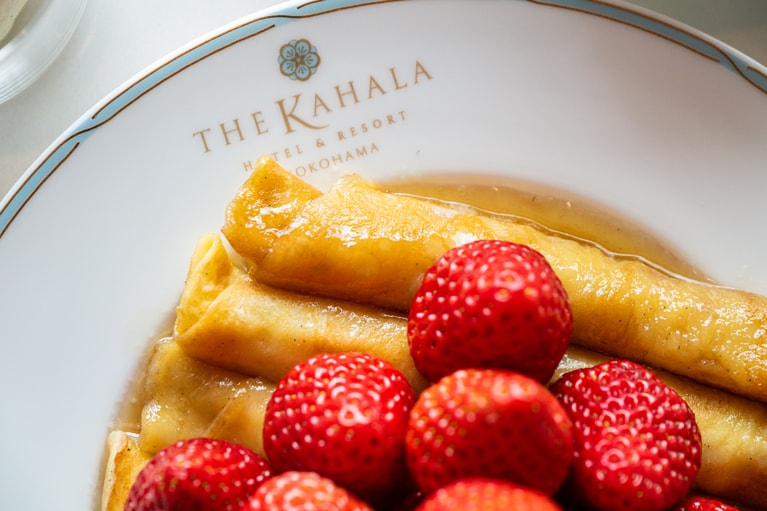 THE KAHALA Loungeで「ストロベリー・オン・ザ・シンパンケーキ」。