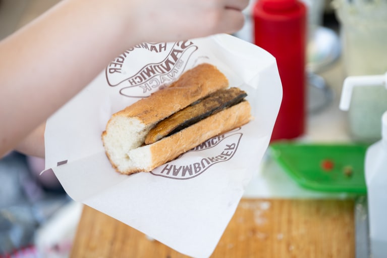 肉厚なサバをバゲットでサンドしたボリューム満点の一品。