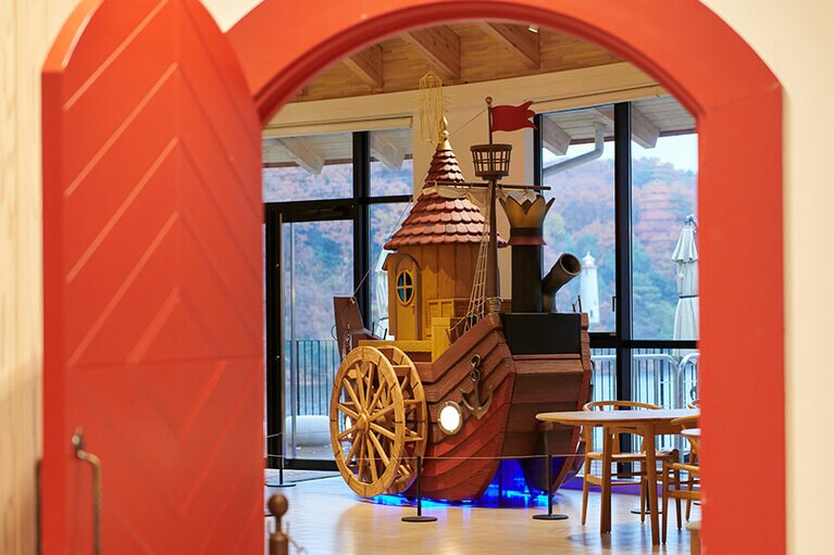 「レットゥラ ラウンジ」の「海のオーケストラ号」は撮影スポットに。