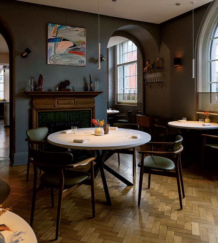 内装は上質だがカジュアルさを演出。