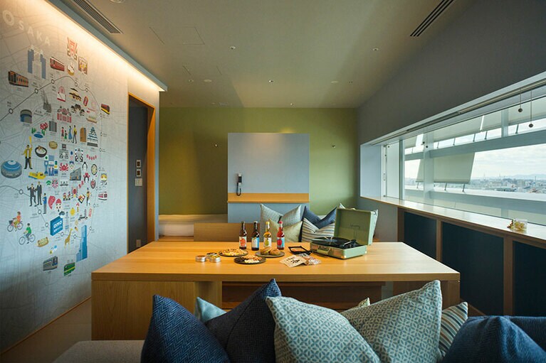 いどばたスイートのリビングスペース。大きな窓からは大阪の街が眺められます。