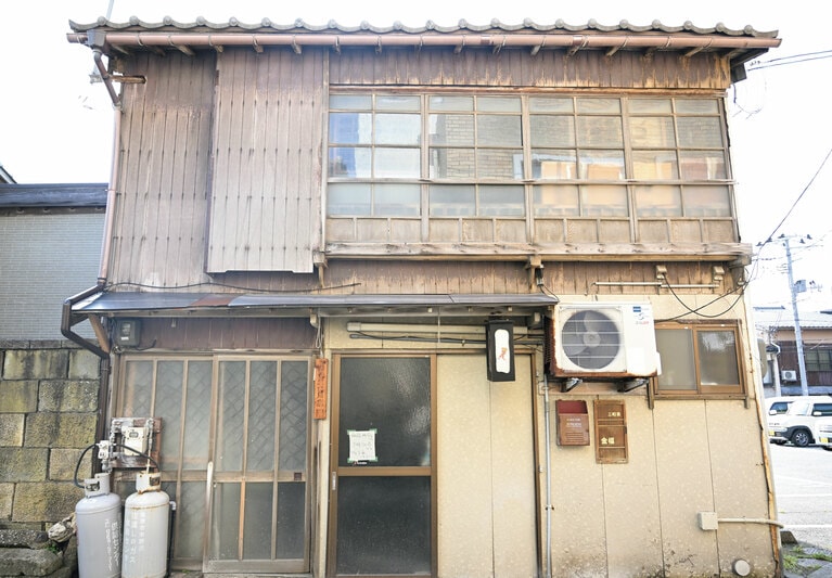相川の表通りから1本入った路地にひっそりと佇む趣深い店構え。
