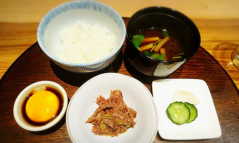 赤出汁の味噌汁、香の物、和牛しぐれ煮、卵黄たまり漬けがセット。