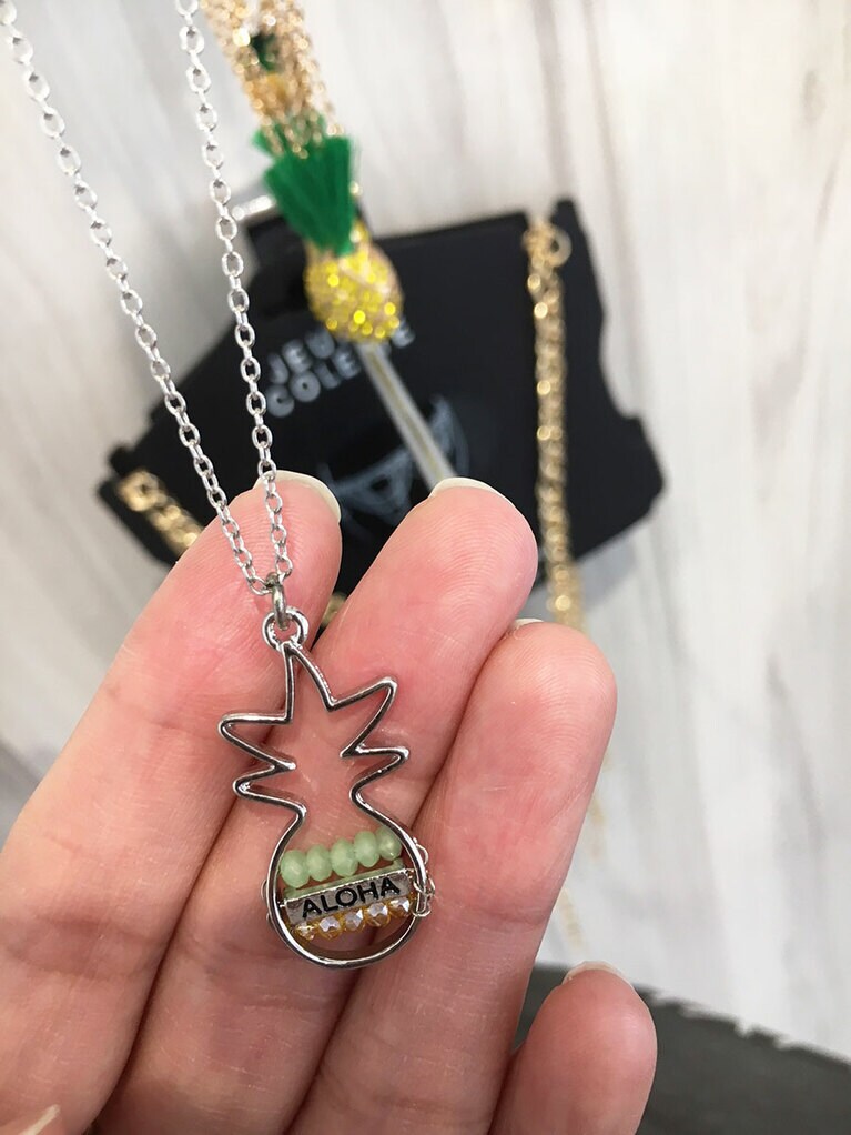 キュートなパイナップルネックレスは18ドル。