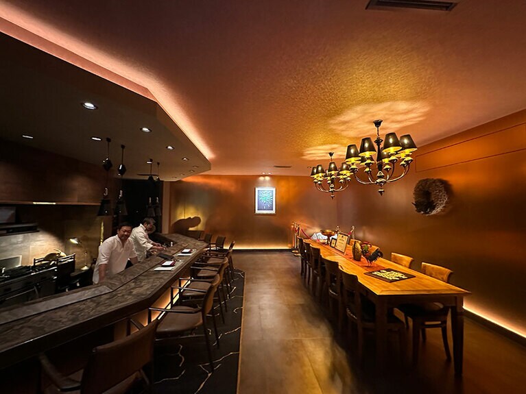 8席のカウンターがメイン。現在は宿泊者のみ食事ができる。