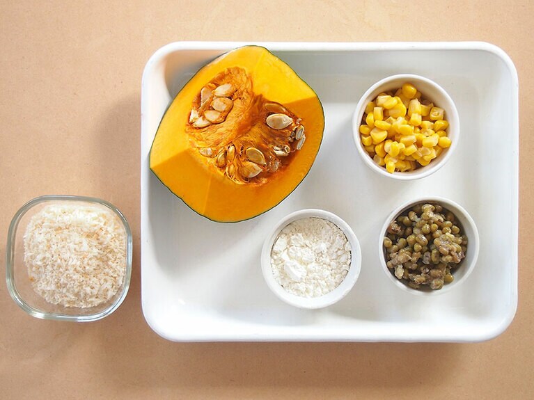 材料（4人前）茹で緑豆：50g／かぼちゃ：1/4個／コーン缶：50g／塩：少々／薄力粉：大さじ2／パン粉：1カップ／サラダ油：適量。