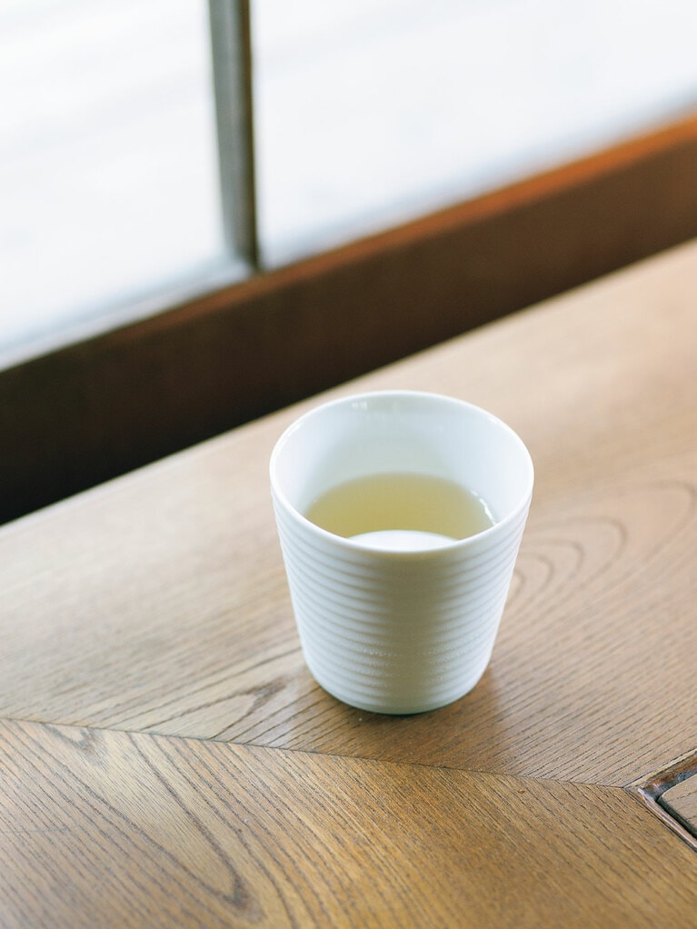 ウエルカムドリンクは自家製のジンジャーシロップ湯。無農薬のショウガとスパイスの効果で体がよく温まる。