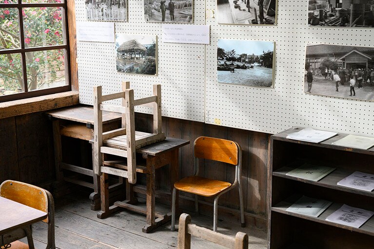 写真ギャラリーになっている教室には、当時の学生服やマンガ本、弁当箱、ランドセルなども置かれています。