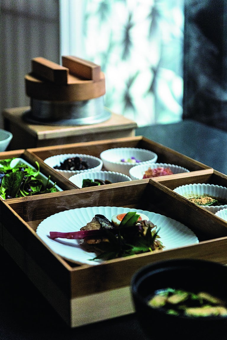 【星のや東京】炊きたてご飯が嬉しい朝食も客室でゆっくりと。Photo: Wataru Sato