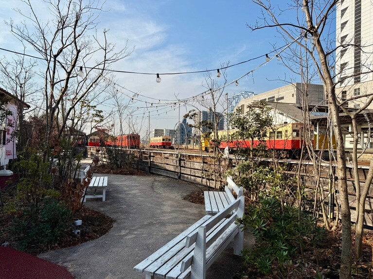 こみなと待合室の庭ではイベントも開催され、パブリックスペースとして地域の交流の場にもなっている。