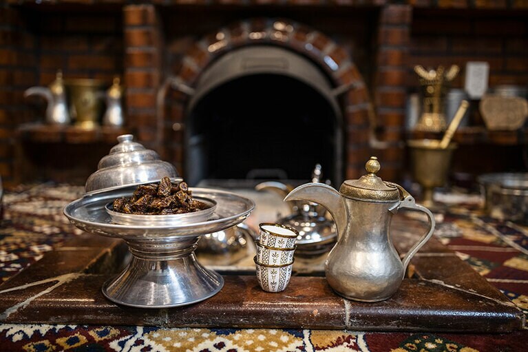 さまざまなシーンで提供される、カルダモンの香りが広がるサウジコーヒーとデーツ（ナツメヤシ）。