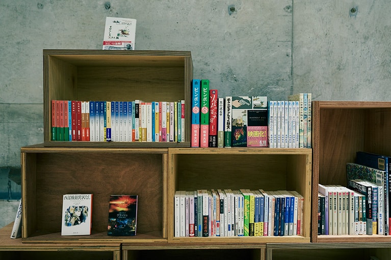 廊下にも本箱がたくさん。