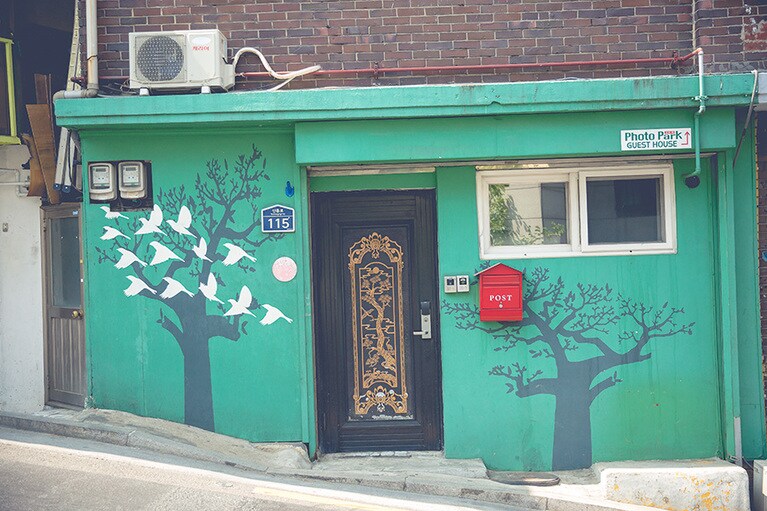 民家をアートが彩る、アートの街としても知られる解放村。