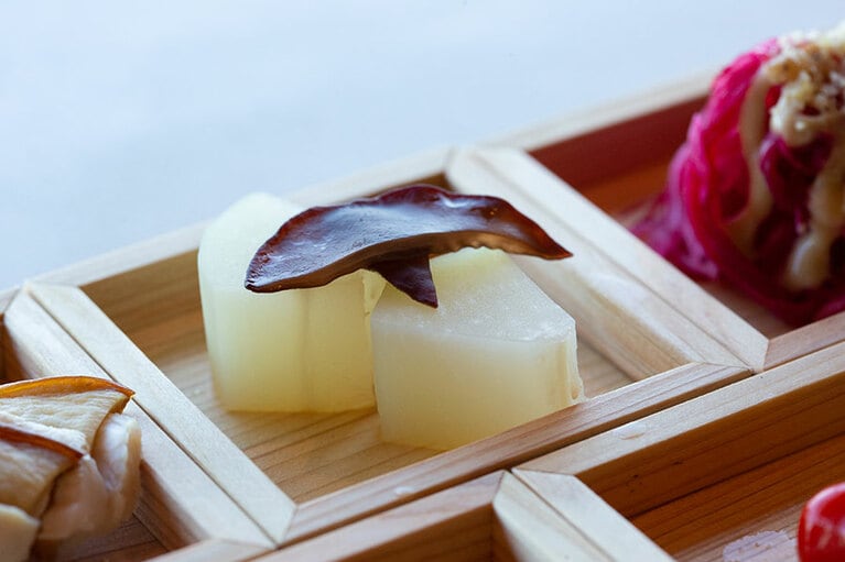 『尾道の青パパイヤ』生きくらげと共にコンポート。