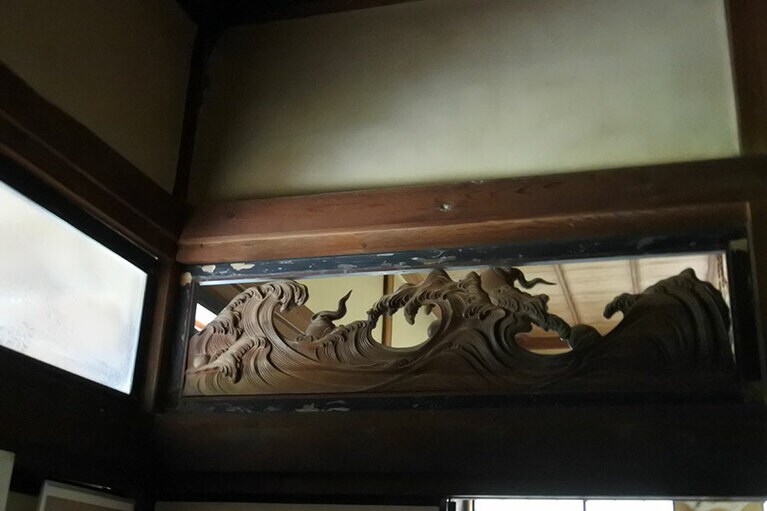 客間の欄間の裏側にある、伊八作「波に宝珠」。左の波の形、見覚えが？