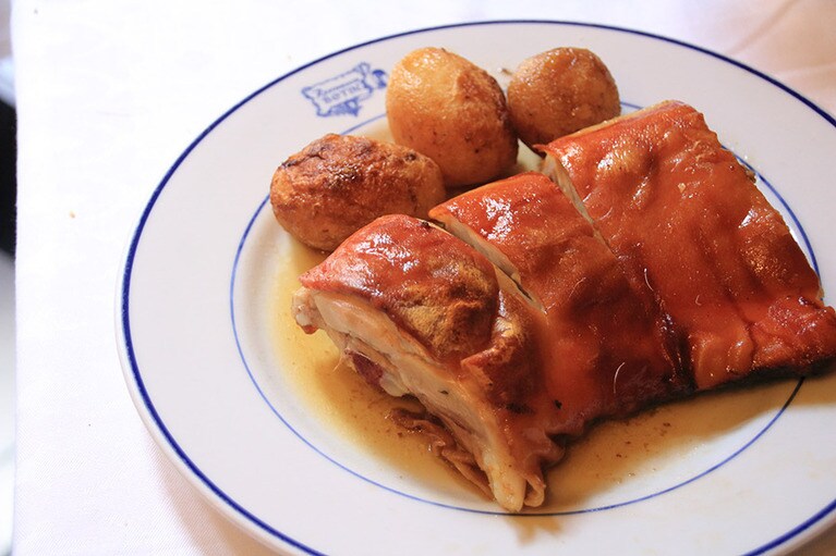 切り分けられた豚肉。皮がパリッとしていて中はジューシー！