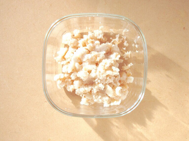 (1) レンコンは、皮ごとすりおろします。