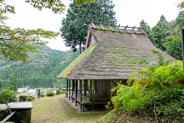 現在、約2700人が暮らしている名田庄。集落のはずれに立つ薬師堂は江戸時代の築。