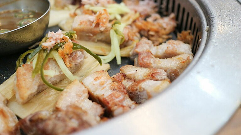 奥は肉にエビの塩漬けや漬物などをのせたもの。旨みのある塩味が味に奥行きを与える。