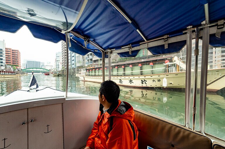 屋形船が浮かぶ先には隅田川。