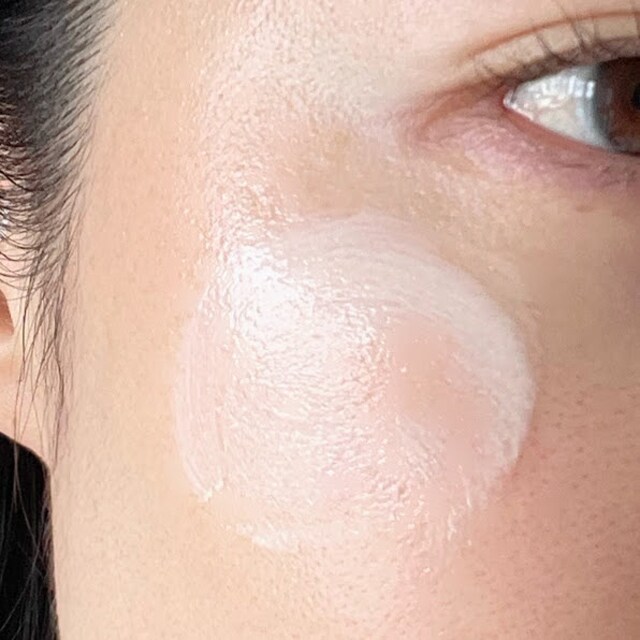 オールージュ ラ クレームUV50+のテクスチャー。