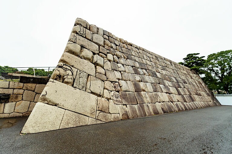神聖なまでに精緻な天守台の石組。