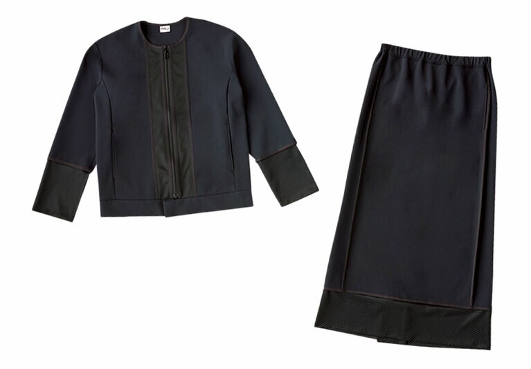 ニットのような伸縮性のある生地を使用。スポーティーさを兼ね揃えたトップスとスカート。左から：TOPS 38,000円、SKIRT 36,000円／HaaT(IS SEY MIYAKE INC.)