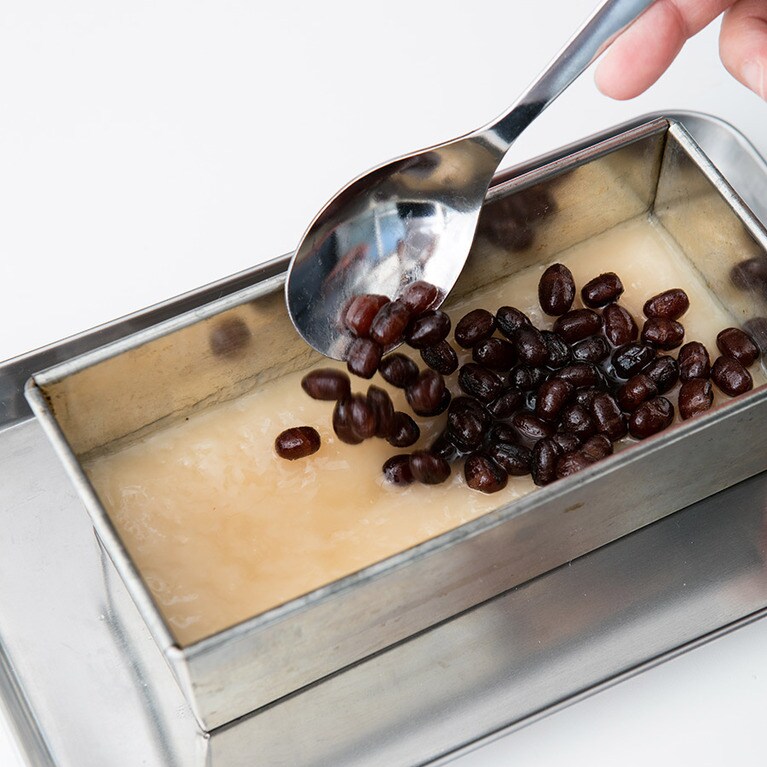 蒸し器から取り出し、甘納豆を全面に敷き詰める。