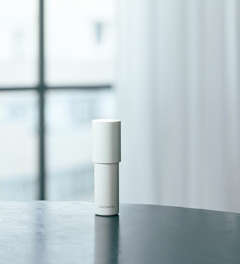 複合美容成分フローラカクテル※3、美白有効成分のビタミンC誘導体※4を配合。角層にごり※5に一気にアプローチし、透明感溢れる肌へと導く美白美容液。ディセンシア ホワイトF/L コンセントレート［医薬部外品］36mL 7,150円(2023年3月9日［木］発売)／ディセンシア