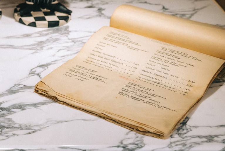 店内には貴重な資料も陳列されている。今はなき直営レストラン「東京ニューグランド」の、タイプライターで記入されたメニューブック。