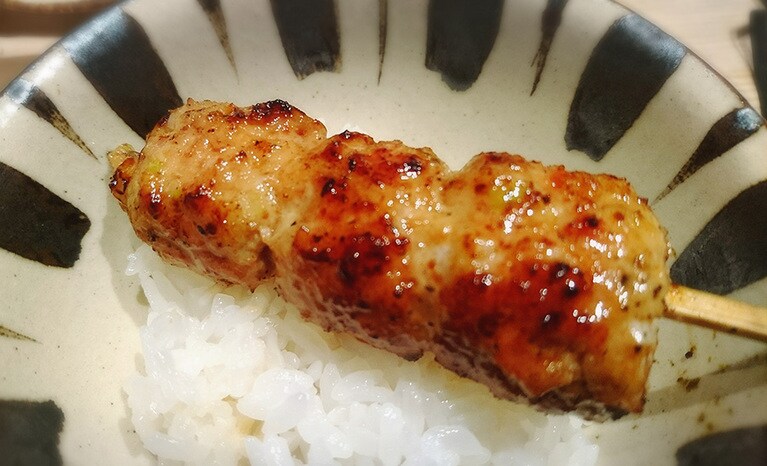 タレを多めにすくってごはんの上へ。七味を少々。