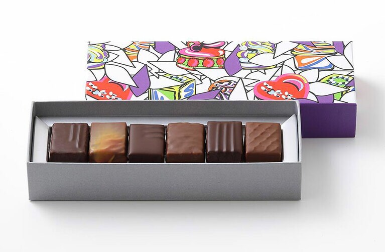 【ピエール・エルメ・パリ】プラリネ ショコラ 2,592円(税込)。マチルダ、アンフィニマン プラリネ アマンド、アンフィニマン プラリネ ノワゼット、アンフィニマン プラリネ ピスターシュ、アカジュー、アンフィニマン プラリネ ピニョン ド セドル 各1個。