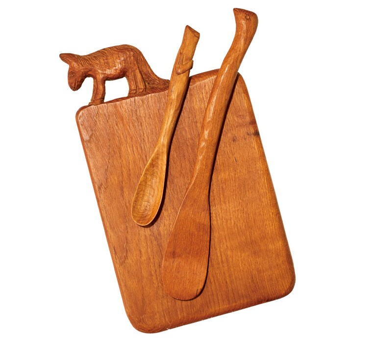 奥山 泉さんの「木彫りの雑貨」カットボード(12,000円)やヘラ(3,800円)、スプーン(4,000円)。