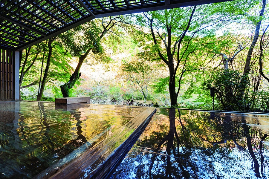 【星野リゾート 界 箱根】豊かな温泉湧出量を誇る箱根湯本温泉。古代檜の浴槽もたっぷりの湯をたたえている。Photo: Wataru Sato