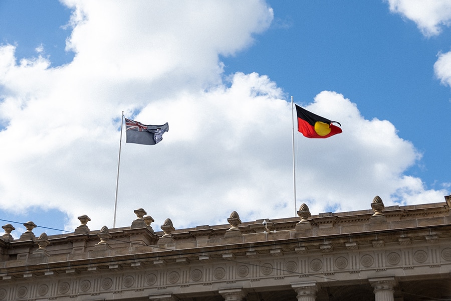 オーストラリア国旗とともにはためくアボリジナルの旗。アボリジナルの人々のプライドを象徴するこの旗は、オーストラリア国旗法で、トレス海峡諸島民の旗とともに国の公式の旗とされています。