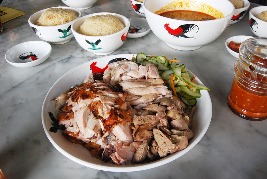 「チキンライス／海南鶏飯」は丸鶏で調理するため、胸肉、もも肉、ドラムスティックなどいろんな部位が楽しめる。