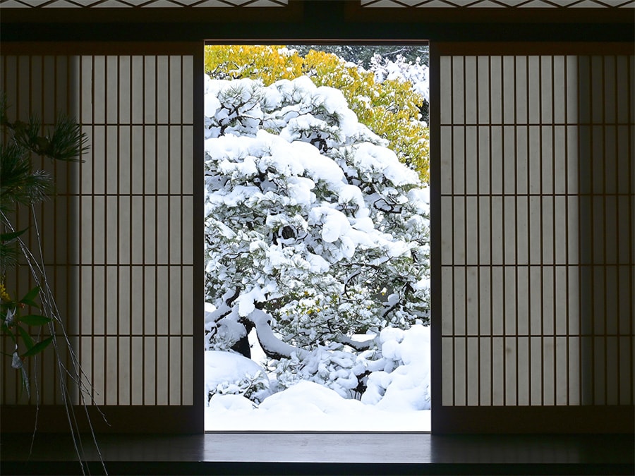 【京都府】妙満寺の雪の庭。写真：アフロ