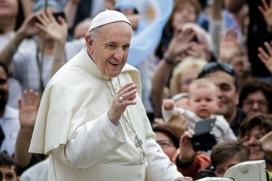 訪問する先々で多くの人々に囲まれるフランシスコ教皇。その人気の秘密とは？　©Sipa USA/amanaimages