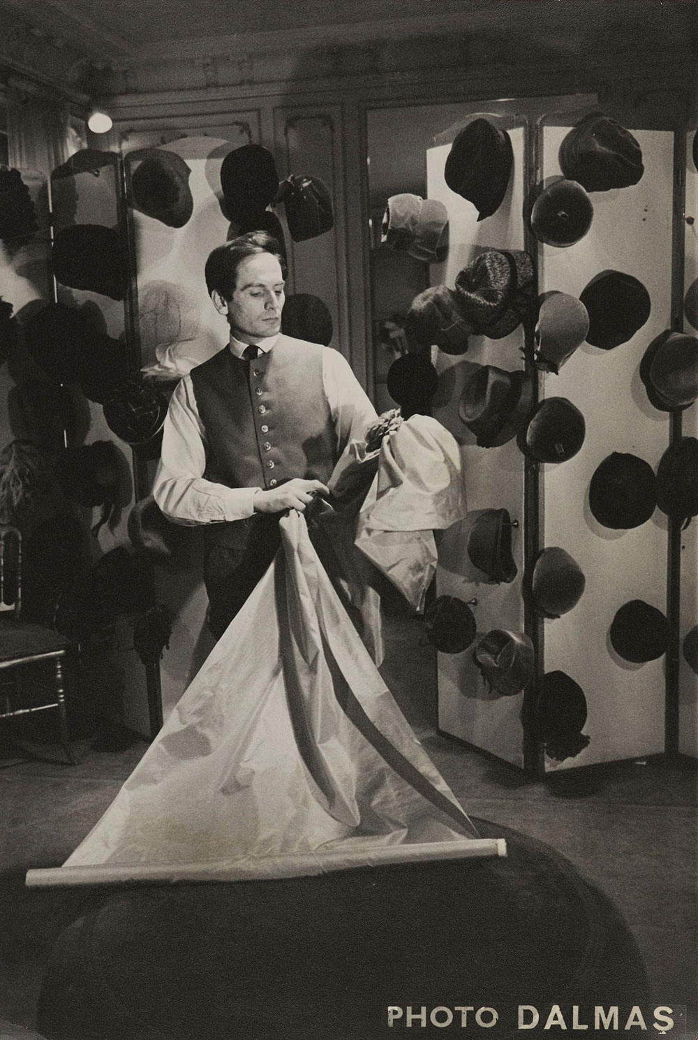 ピエール・カルダン本人のクチュール・サロンにて。Pierre Cardin in his couture salon, 1952.(Photo: Courtesy of Archives Pierre Cardin. ©Archives Pierre Cardin)