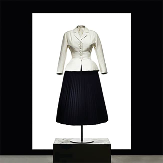 左：1947年、初コレクションに登場した「バー」スーツは“ニュールック”と称賛され、クチュール界に革命を起こした。右：花を愛したムッシュ ディオールの最高傑作と言える、49年に発表されたミス ディオール ドレスの美しさは圧倒的。