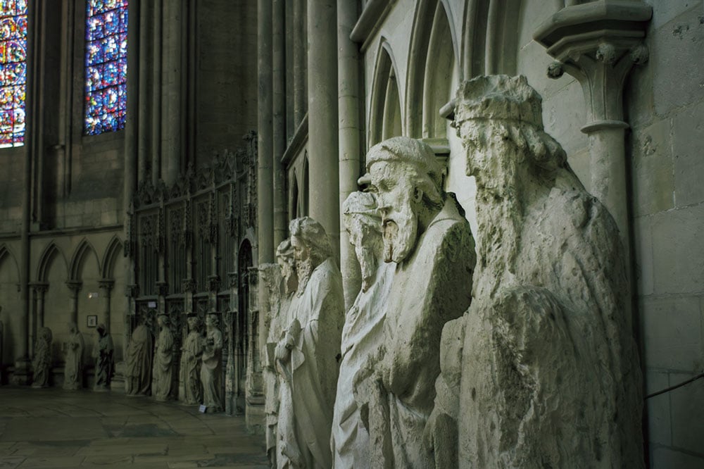 堂内にはノルマンディ公国の始祖ロロの横臥像や、聖人像がある。