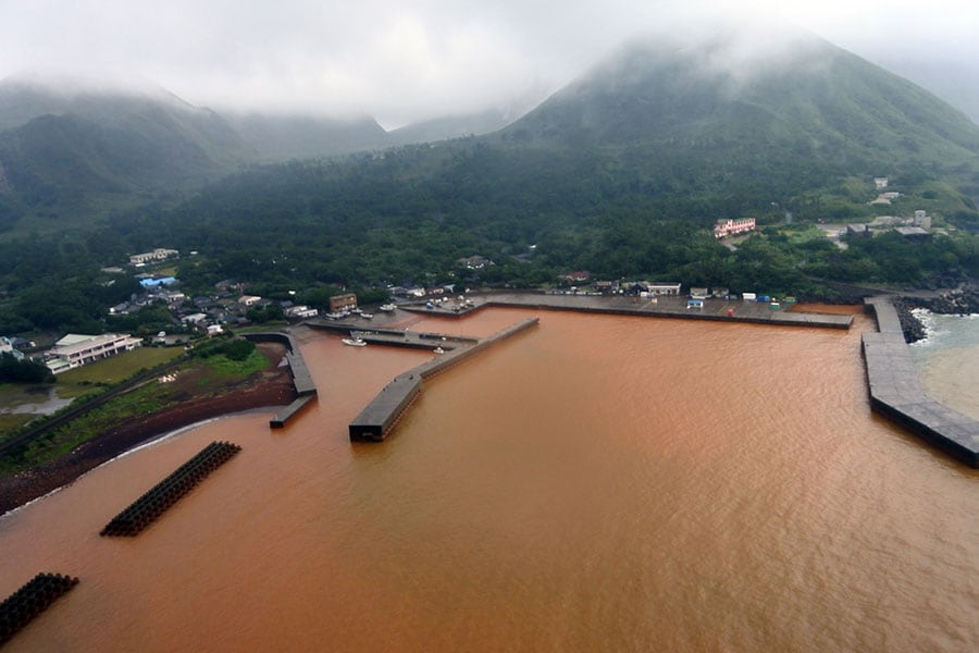 雨降りだった6月の硫黄島。海の色は海底から湧き出る温泉の鉄分によるもの。雨のせいではありません。