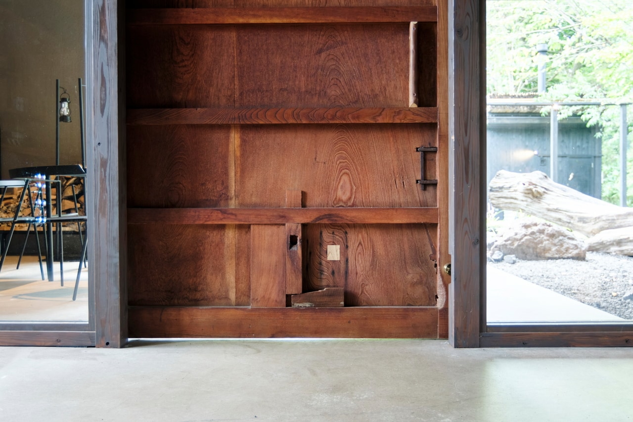 重厚感のある木の引き戸。古い蔵を解体したときの建材を再利用しているそう。