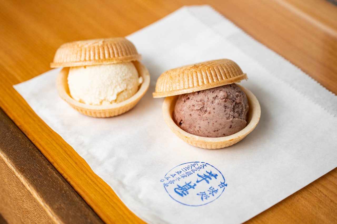 手のひらサイズで気軽に食べられるのがうれしいアイスモナカ。