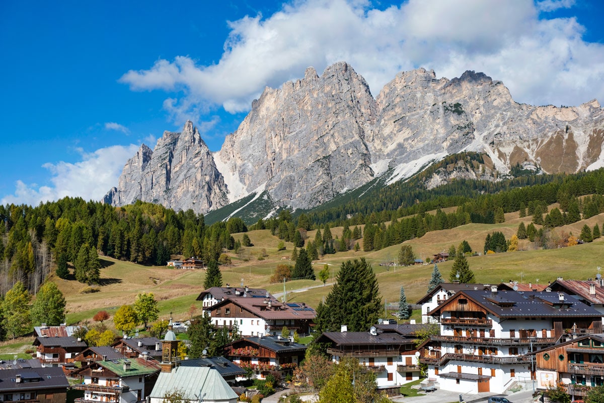 鋭くそびえ立つドロミティの山々に抱かれたコルティナ・ダンペッツォの街。