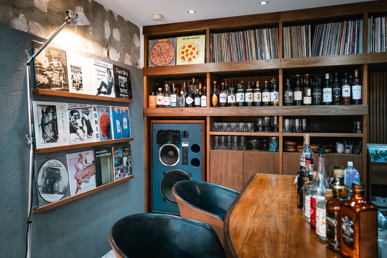 「ベースレイヤーホテル フクオカ」から2km弱の距離にあるレコードバー「リビング ステレオ」。温かみのある音に包まれながら、ゆったりくつろげる。