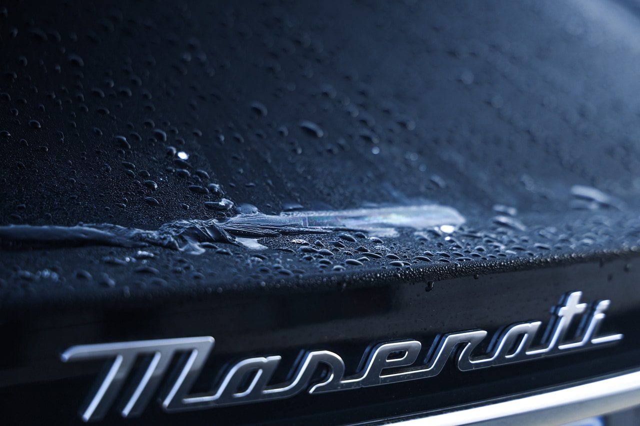 朝一番は、マセラティのボディに霜がつくほどに冷え込んでいた。　©Maserati